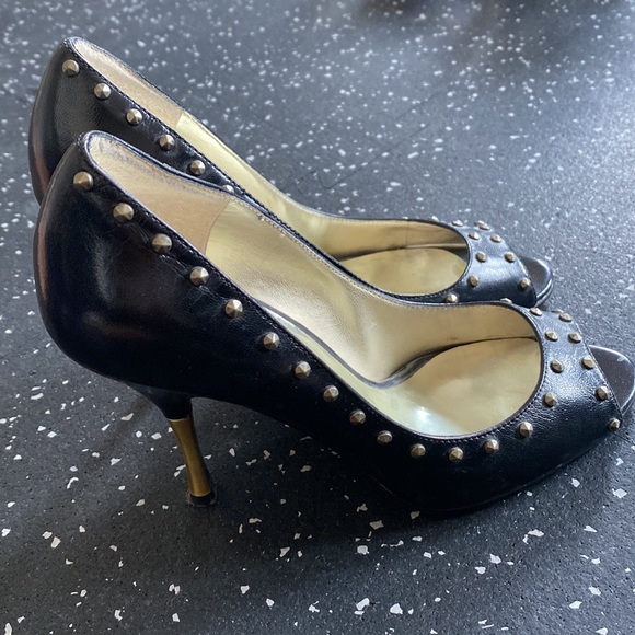 Guess size 5/12 black leather gold stiletto with studs - Picture 2 of 4